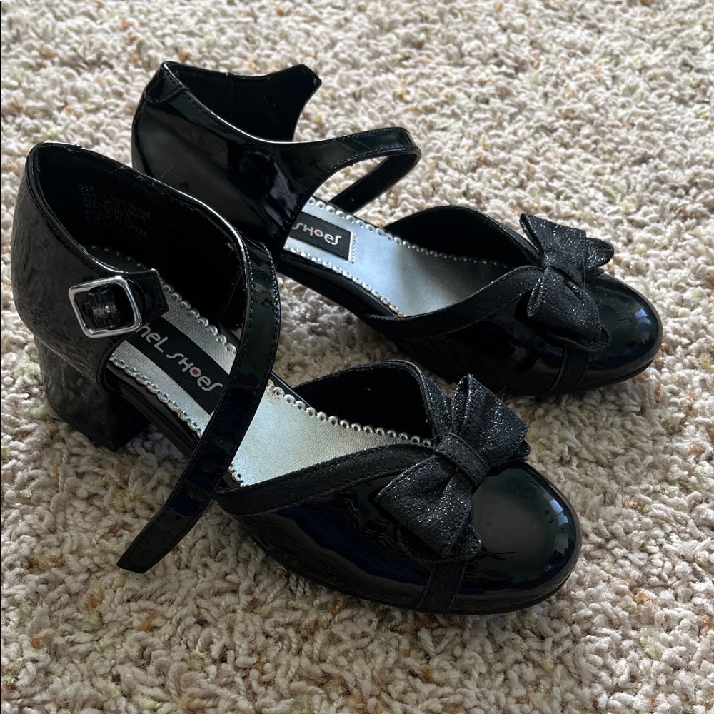 Girls dress shoes size 2m with bow
